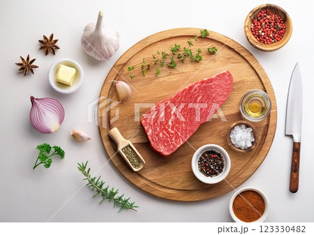 霜降り牛ステーキ肉と香辛料などの調味料 123330482