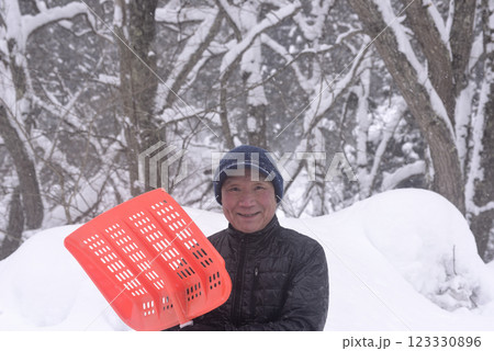 雪国で除雪をしている老人 雪国で除雪をしている老人 123330896
