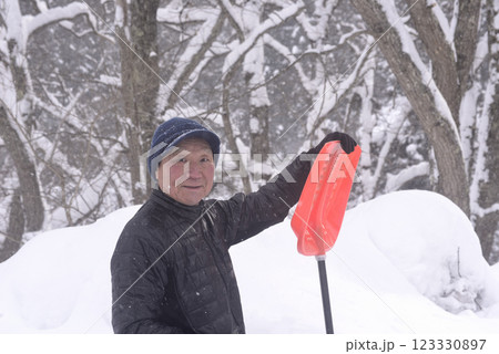 雪国で除雪をしている老人 雪国で除雪をしている老人 123330897