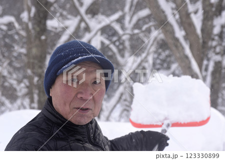雪国で除雪をしている老人 雪国で除雪をしている老人 123330899