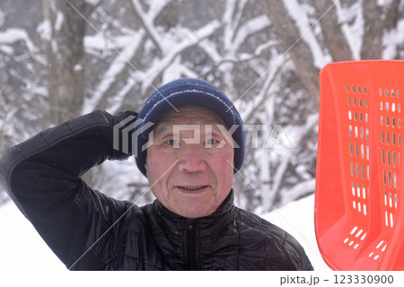 雪国で除雪をしている老人 123330900