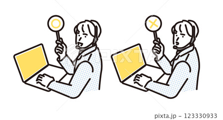シンプル　イラスト　マルバツ札を持つ笑顔の男子高校生のセット 123330933