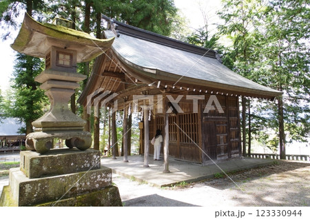 信州　諏訪　諏訪大社　神馬社（しんめしゃ）　諏訪神社の総本山 123330944
