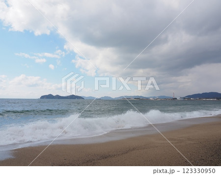 白波と冬雲の室積海岸。遠く工場群を望む(山口県光市) 白波と冬雲の室積海岸。遠く工場群を望む(山口県光市) 123330950