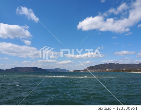 島田川河口部から右に虹ケ浜海岸を望む(山口県光市) 123330951