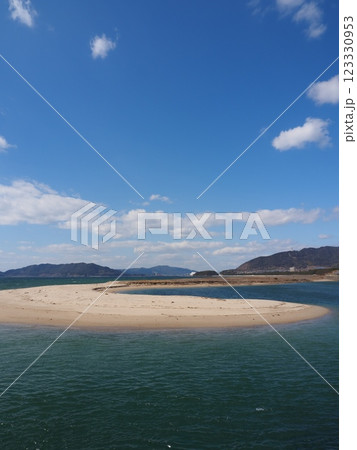島田川河口部から白砂が続く虹ケ浜海岸①(山口県光市) 島田川河口部から白砂が続く虹ケ浜海岸①(山口県光市) 123330953