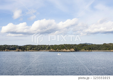 クルーズ船から望む英虞湾の風景 123331015