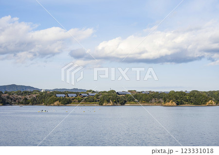 クルーズ船から望む英虞湾の風景 123331018