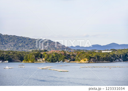 英虞湾クルーズ船から横山展望台方面を望む 英虞湾クルーズ船から横山展望台方面を望む 123331034