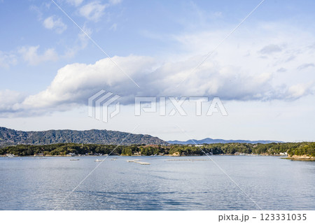 英虞湾クルーズ船から横山展望台方面を望む 123331035