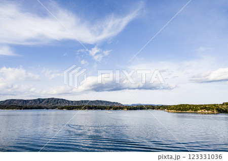 クルーズ船から望む英虞湾の風景 123331036