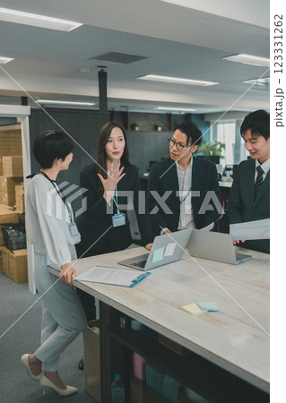 ネットショップ運営 スタンディングミーティング ネットショップ運営 スタンディングミーティング 123331262