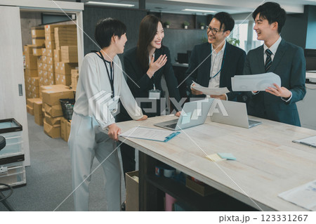 ネットショップ運営 スタンディングミーティング ネットショップ運営 スタンディングミーティング 123331267