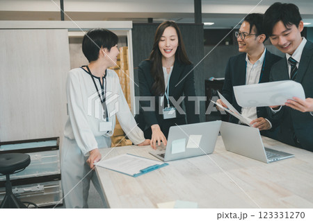 ネットショップ運営 スタンディングミーティング ネットショップ運営 スタンディングミーティング 123331270