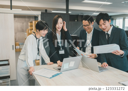 ネットショップ運営　スタンディングミーティング 123331272