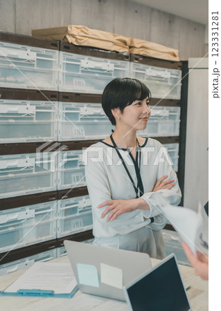 ネットショップ運営　スタンディングミーティング 123331281