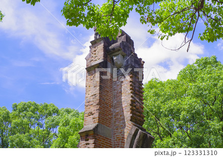 長崎県にある平和公園の原爆遺構 長崎県にある平和公園の原爆遺構 123331310