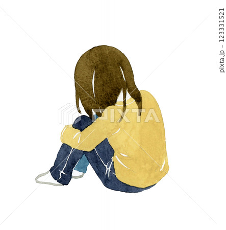膝を抱える女の子（子供）の後ろ姿　人物の手描き水彩イラスト素材 123331521
