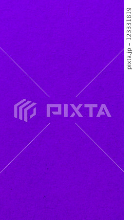 質感ザラザラ紙テクスチャー背景素材　紫　和風　シンプル　縦 123331819