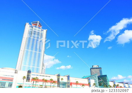 大阪府大阪市、大阪府咲洲庁舎とアジア太平洋トレードセンターの風景 123332097