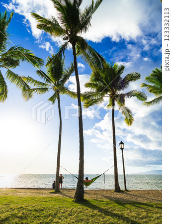 ハワイ　夕暮れのワイキキビーチ 123332113