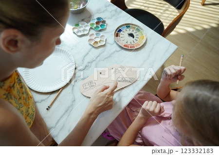 A young mother and her daughter enjoy a creative art session at home  123332183