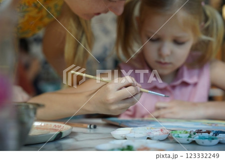 A young mother and her daughter enjoy a creative art session at home  123332249