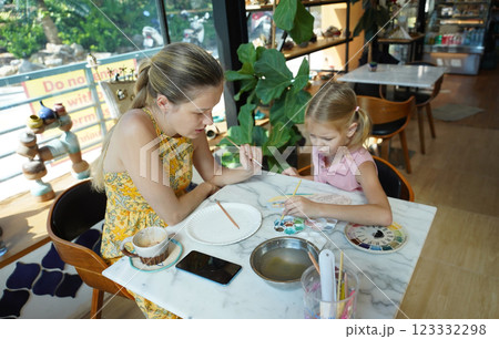 A young mother and her daughter enjoy a creative art session at home  123332298