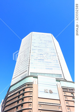 大阪府大阪市、大阪駅周辺に建つ高層ビルの風景 大阪府大阪市、大阪駅周辺に建つ高層ビルの風景 123332389