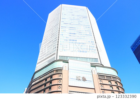 大阪府大阪市、大阪駅周辺に建つ高層ビルの風景 大阪府大阪市、大阪駅周辺に建つ高層ビルの風景 123332390
