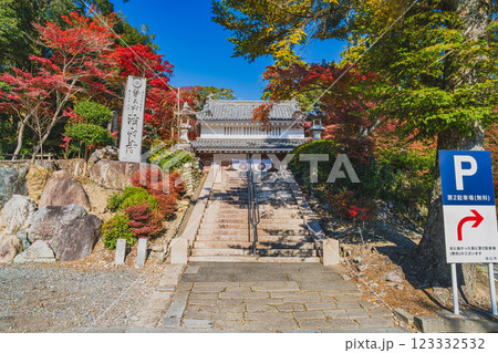 袋井市にある紅葉に染まる油山寺の山門と階段の風景(静岡県) 袋井市にある紅葉に染まる油山寺の山門と階段の風景(静岡県) 123332532