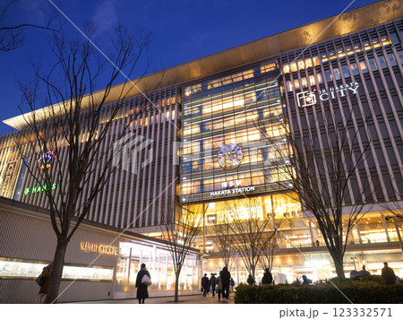 夕暮れのJR博多駅　博多口　福岡県 123332571