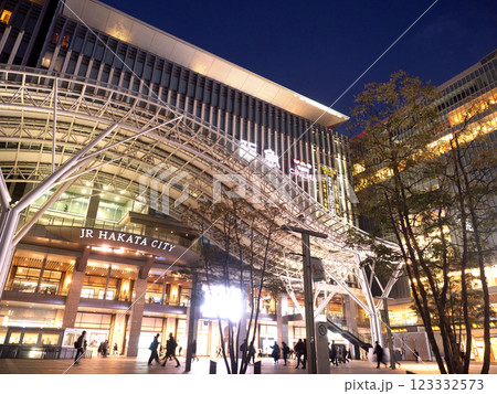 夕暮れのJR博多駅　博多口　福岡県 123332573