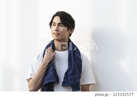 タオルを肩にかけた20代の男性　 123332577