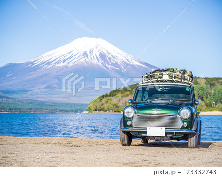富士山と湖畔に駐車している緑のクラシックカー 123332743