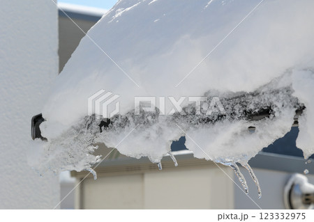 車庫, カーポート, 雪, 降雪, 積雪, 冬, 北海道, 雪景色, ガレージ, 屋外, 屋根, 冬 123332975