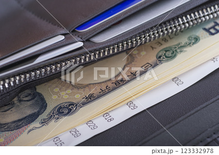 お金と男性モノのお財布 お金と男性モノのお財布 123332978