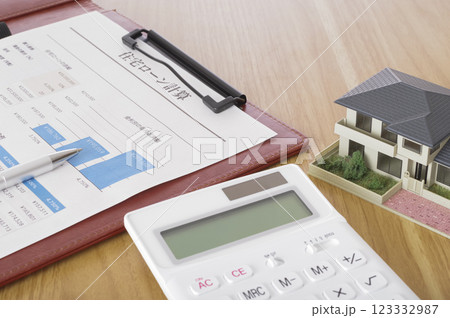 住宅ローンの書類と住宅模型 123332987