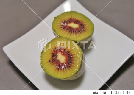 カットされたレインボーキウイ 123333148