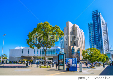 日本の横浜都市景観 新時代へ…YOKOHAMA AIR CABIN桜木町駅などを望む。希望の光 日本の横浜都市景観 新時代へ…YOKOHAMA AIR CABIN桜木町駅などを望む。希望の光 123333192