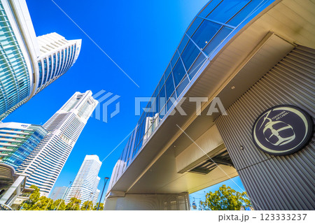 日本の横浜都市景観 新時代へ…YOKOHAMA AIR CABIN桜木町駅などを望む。希望の光 日本の横浜都市景観 新時代へ…YOKOHAMA AIR CABIN桜木町駅などを望む。希望の光 123333237