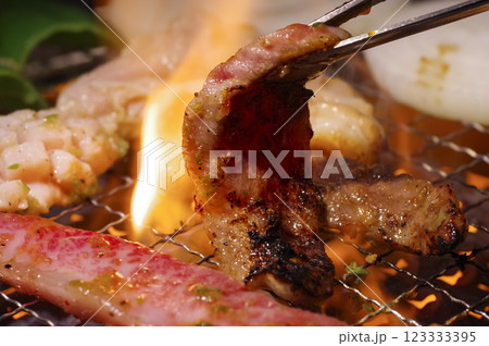 焼肉店で肉を焼くイメージ 焼肉店で肉を焼くイメージ 123333395
