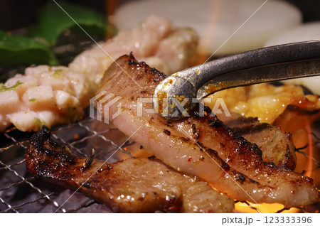 焼肉店で肉を焼くイメージ 焼肉店で肉を焼くイメージ 123333396