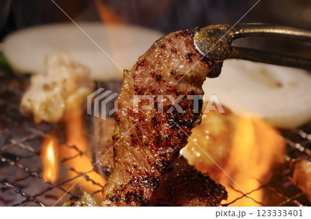 焼肉店で肉を焼くイメージ 123333401