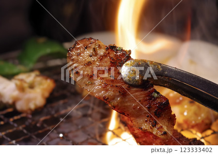 焼肉店で肉を焼くイメージ 焼肉店で肉を焼くイメージ 123333402