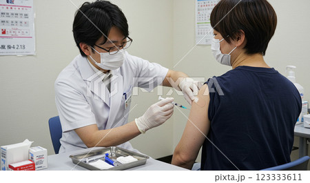 検査を受ける男性 123333611