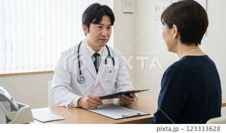 診察をする医師 診察をする医師 123333628