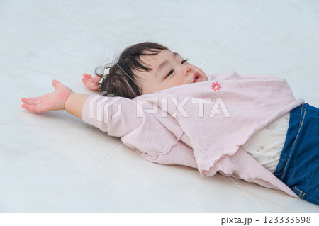 【巨大な遊具で寝転がる乳幼児】 123333698