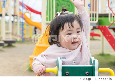 【初めての遊具で遊ぶ乳幼児】 123333710