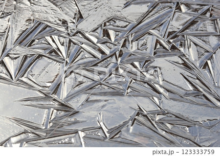 氷った池　水面に張った氷紋 123333759